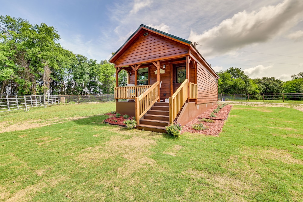 Rustic Texas Getaway w/ Grill on 30 Acres