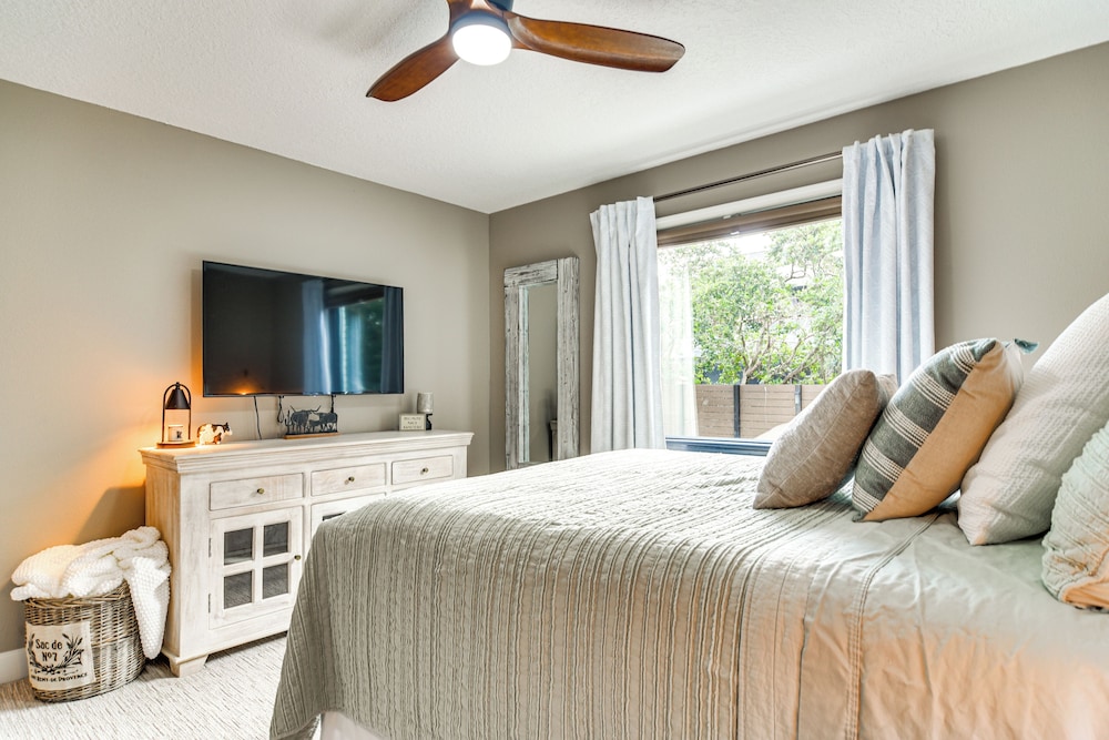 2 Blocks to Golf Course: Spacious Tampa Home!