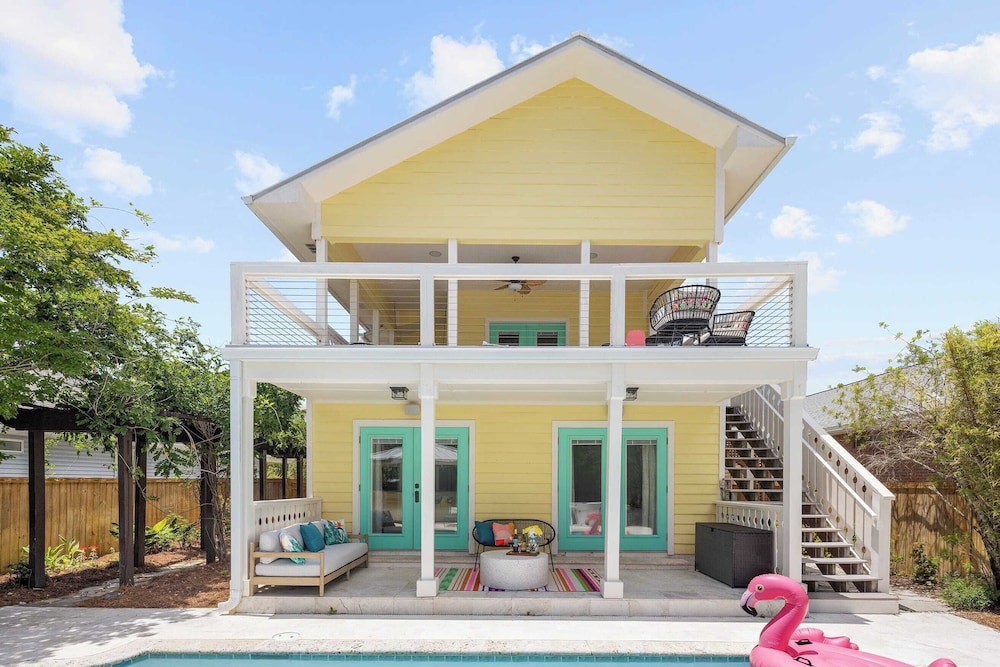 Luxe Villa Near Beach, Pool + Hottub, Chef's Kitchen Woodward Way by Avantstay