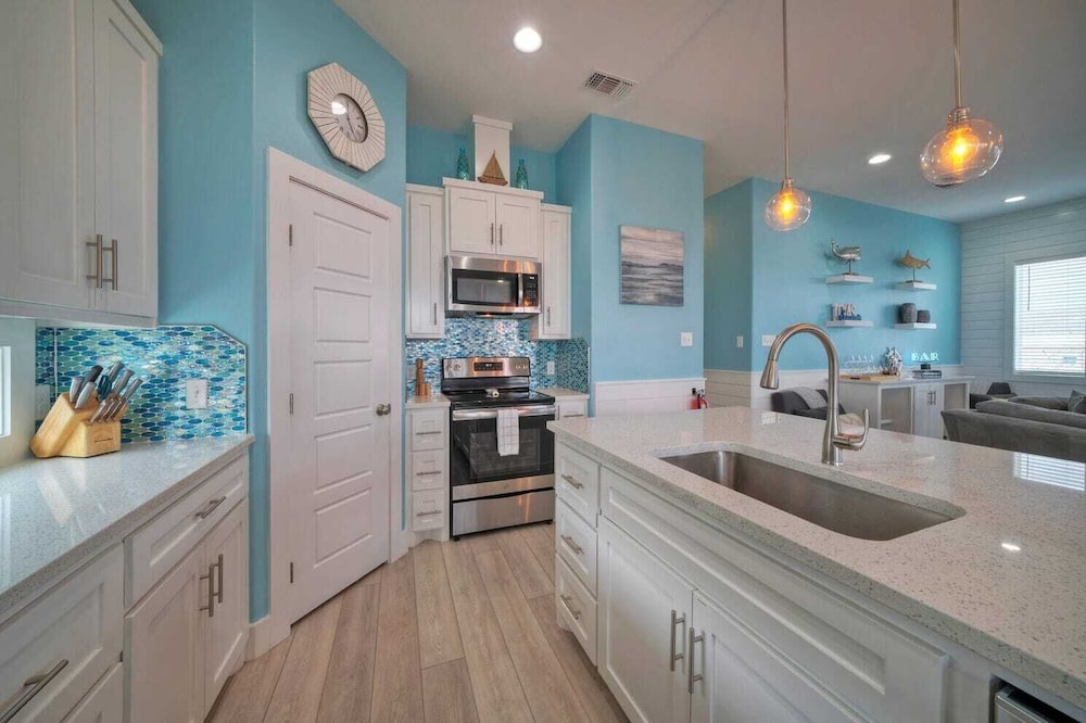 Sleeps 22! 2 Homes Priv Pool, Putting Green, Bar, Deck, Prime Port A Location