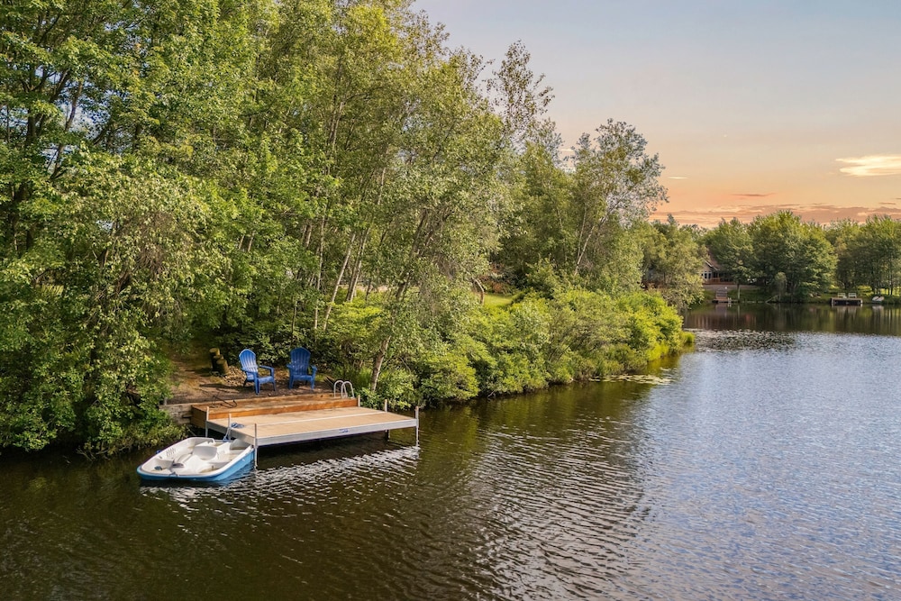 Waterside Haven by Avantstay Lakefront Hot Tub Game Room Fire Pit
