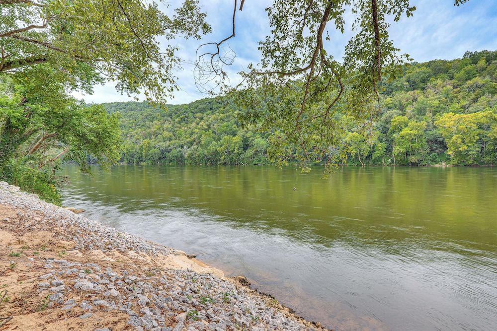 Relax on the River: Modern Mountain View Escape!