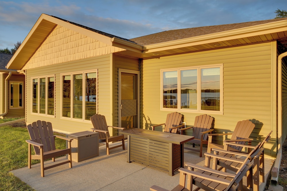 Game Room + Views: Family Retreat on Silver Lake