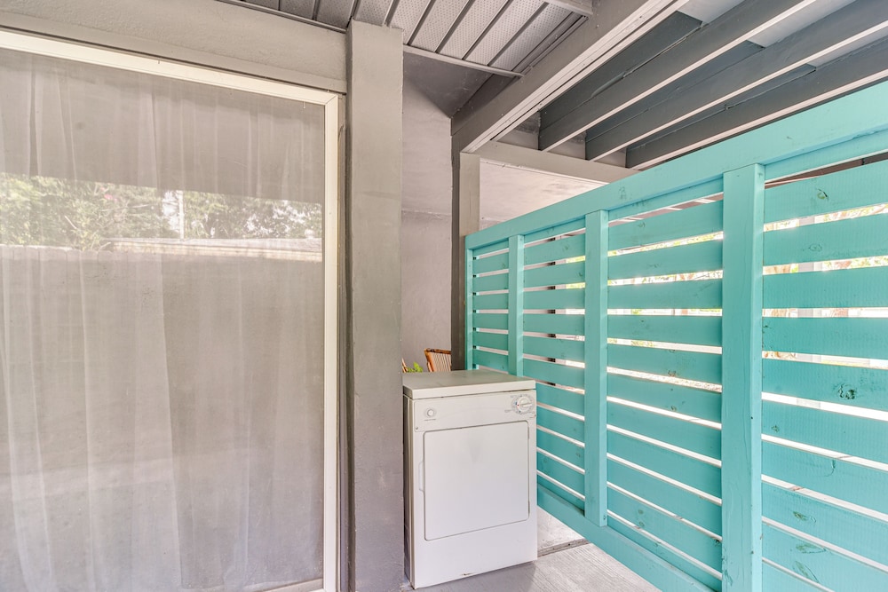 2 Mi to Beach: Family Getaway w/ Yard in St Pete!