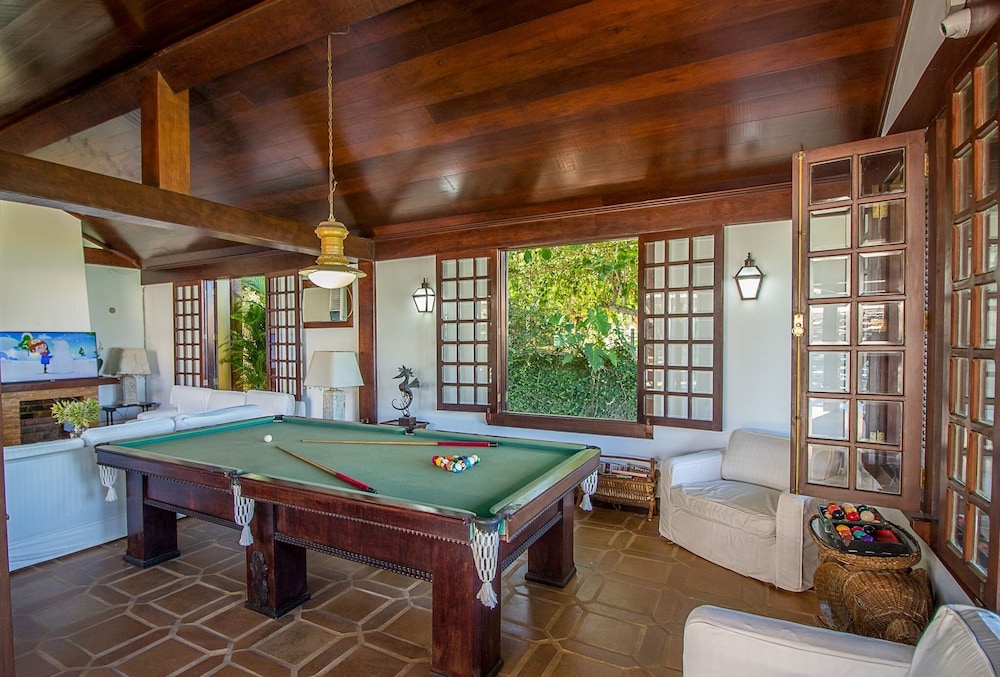 Casa com Cinco Quartos Pé na Areia