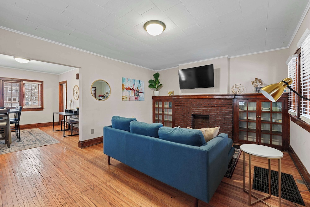 Tibet Twins Suites For 12!