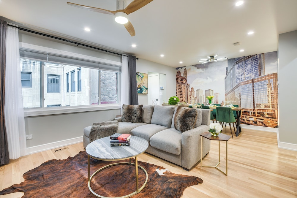 Stylish Chicago Retreat: Walk to Loyola University