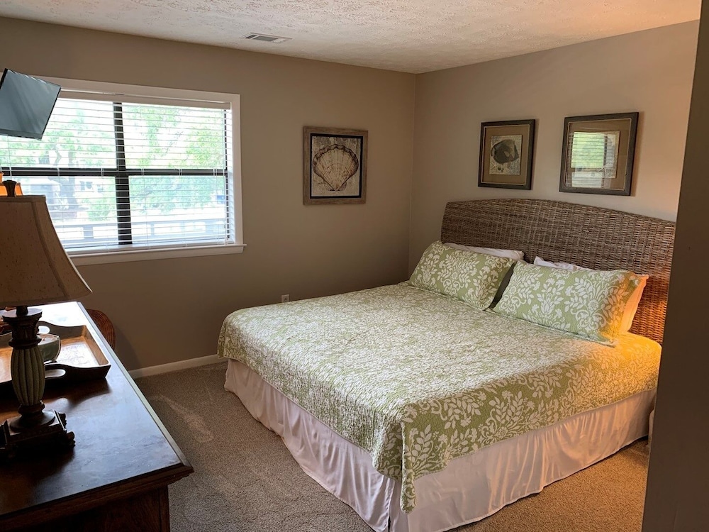 Sea Grove 2 Bedroom Condo by Redawning