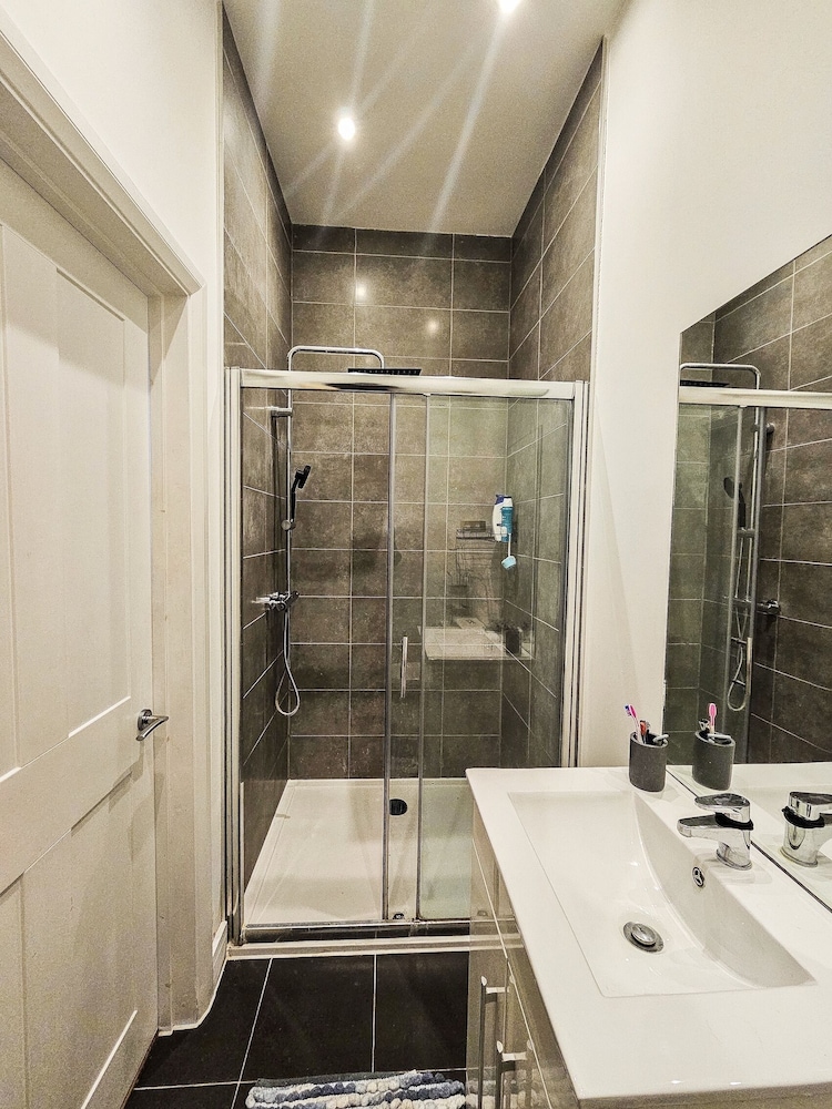 Cleave House - Stylish & Chic 3 Bed House Mins From Central London