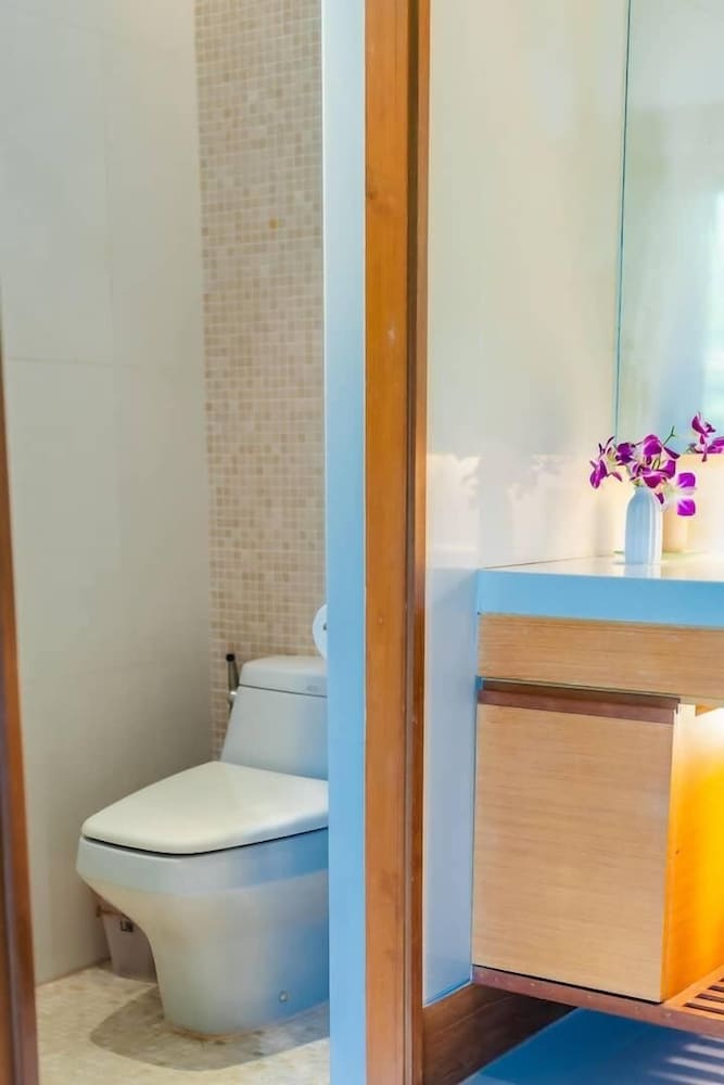 Elegant Beachfront 3BR Condo at Pearl of Naithon