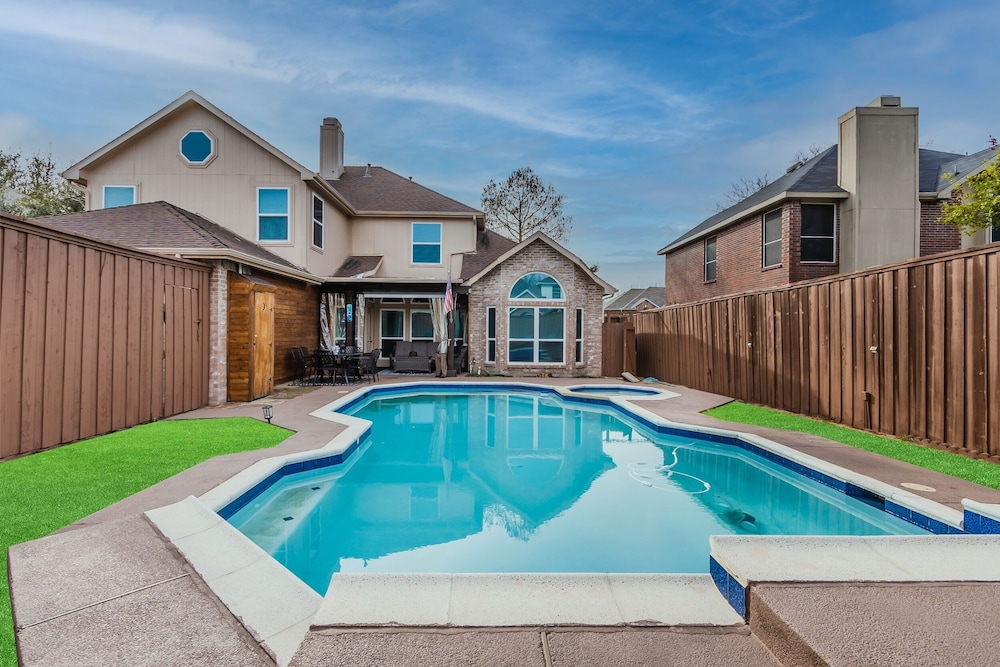 Dallas / Fort Worth Vacations - Discount Included! Stunning, Modern, Spacious Getaway Fits Any Group, 2 Game Rooms, Hot Tub 5 Bedroom Home by Redawning - Property Image 1
