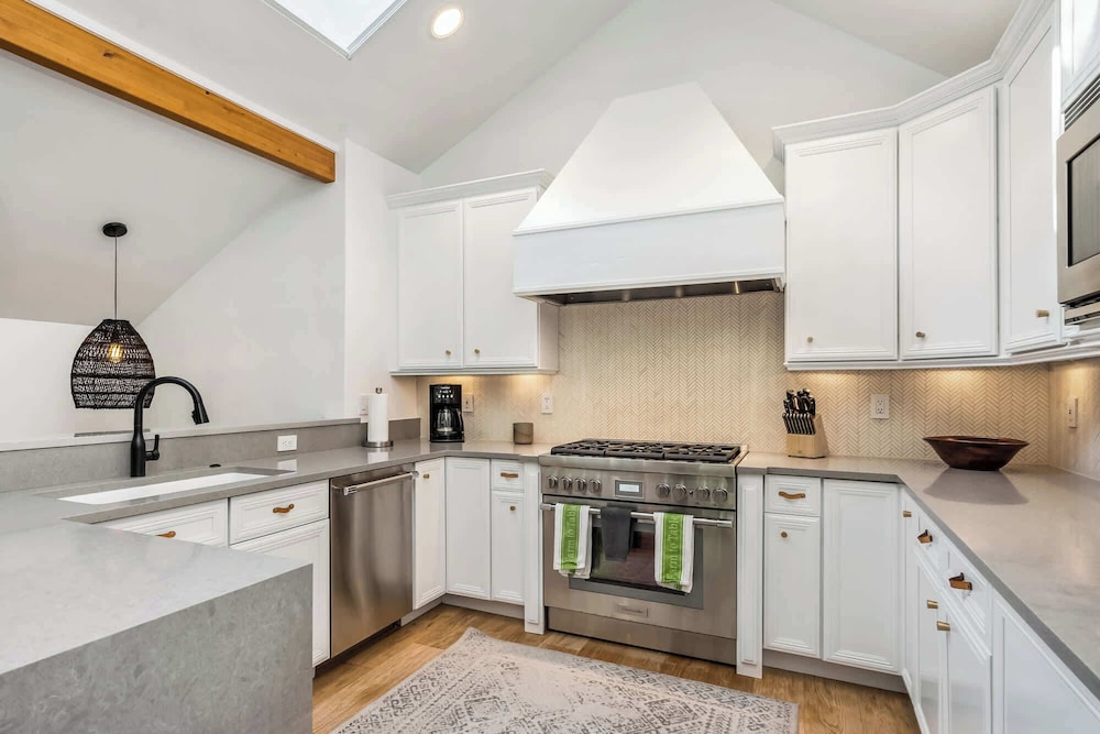 Evergreen Escape Home for 12