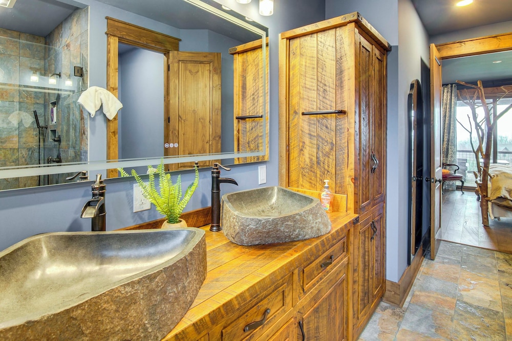 Sip on Deck & Enjoy Views! Mtn Lodge in Glenville