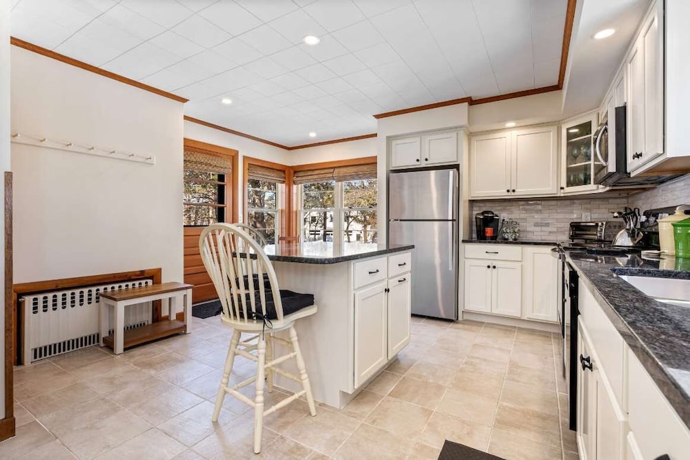 Bayview Beach Cottage For 4!