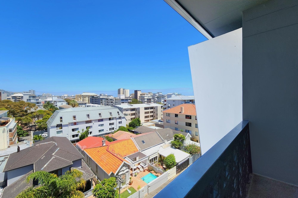 Chic Rooftop Apartment by the Sea 6onn Sea Point