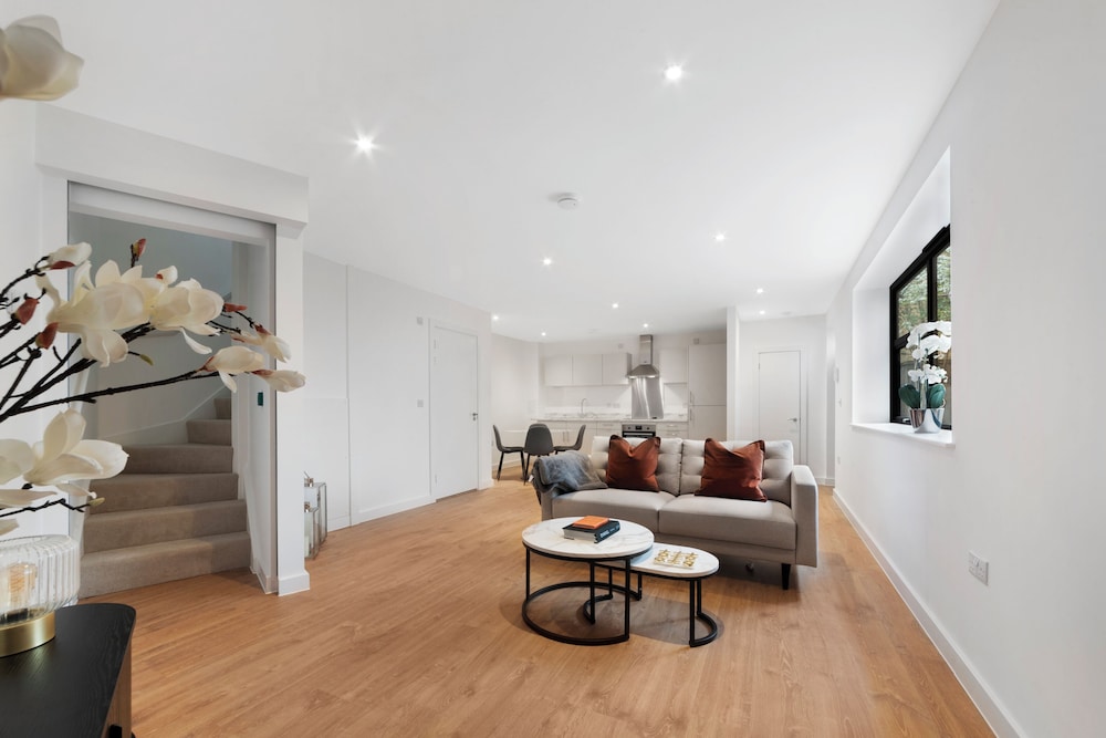 Guest Ready - Oak Crescent City House, London, E14