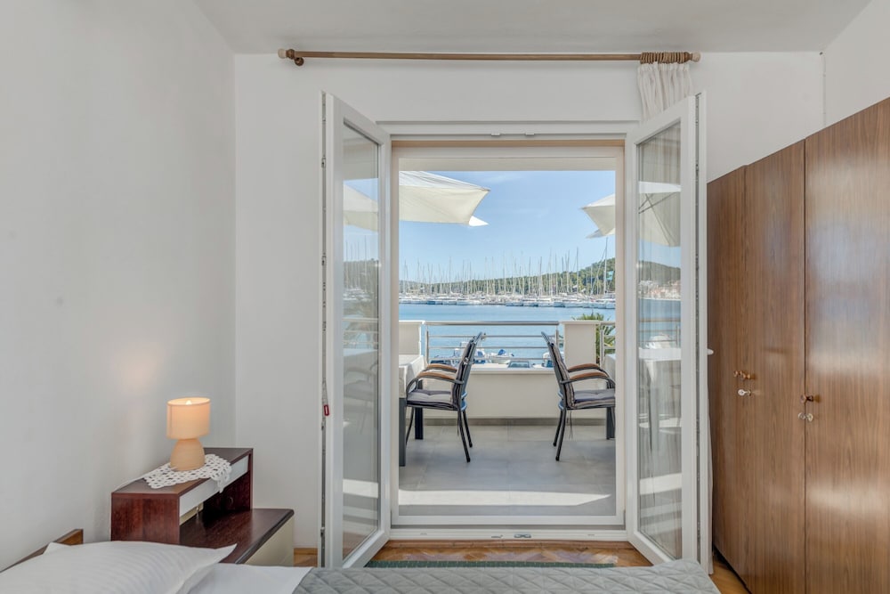 Seafront apartments Marija with terrace and mooring