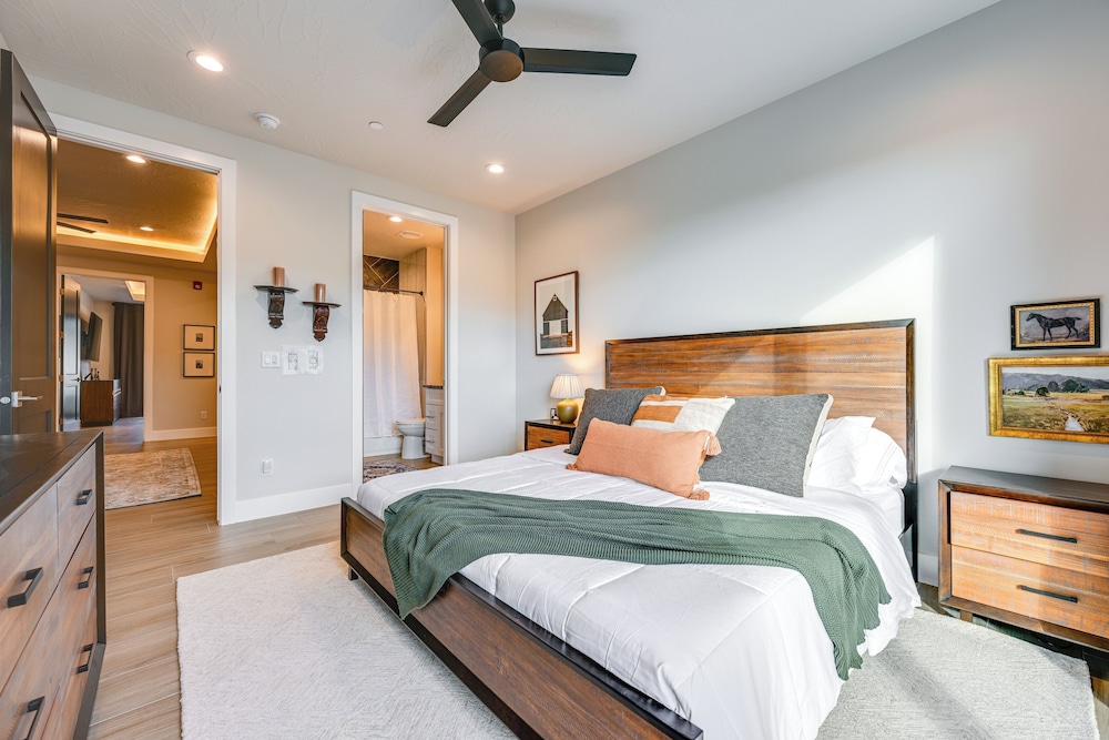 4 Mi to Sand Hollow State Park: Hurricane Townhome