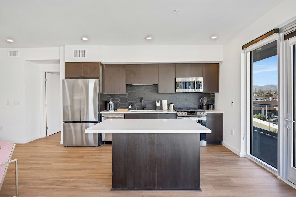 Luxury 2BR Hollywood Sign View by Oneluxstay