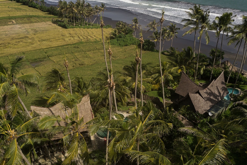 Absolute Beachfront Romantic Villa Laut