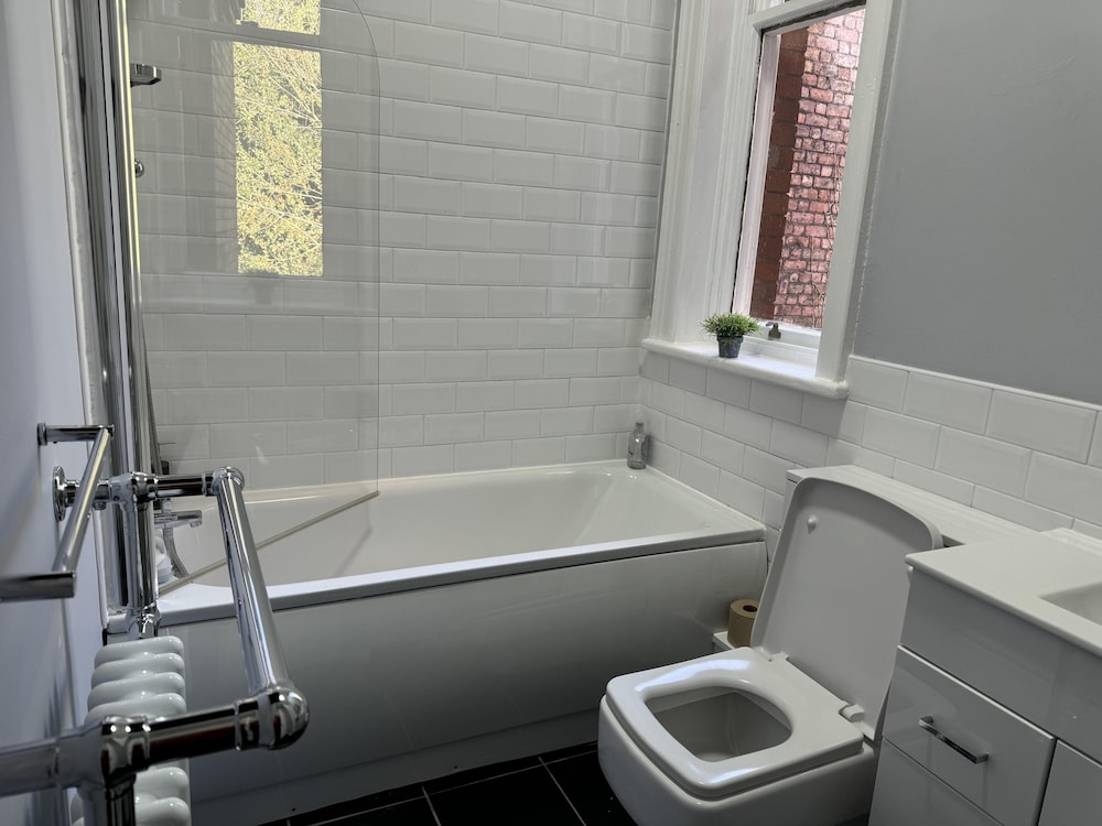Beautifully Lit Airy 1-bed Apartment in Liverpool view 4