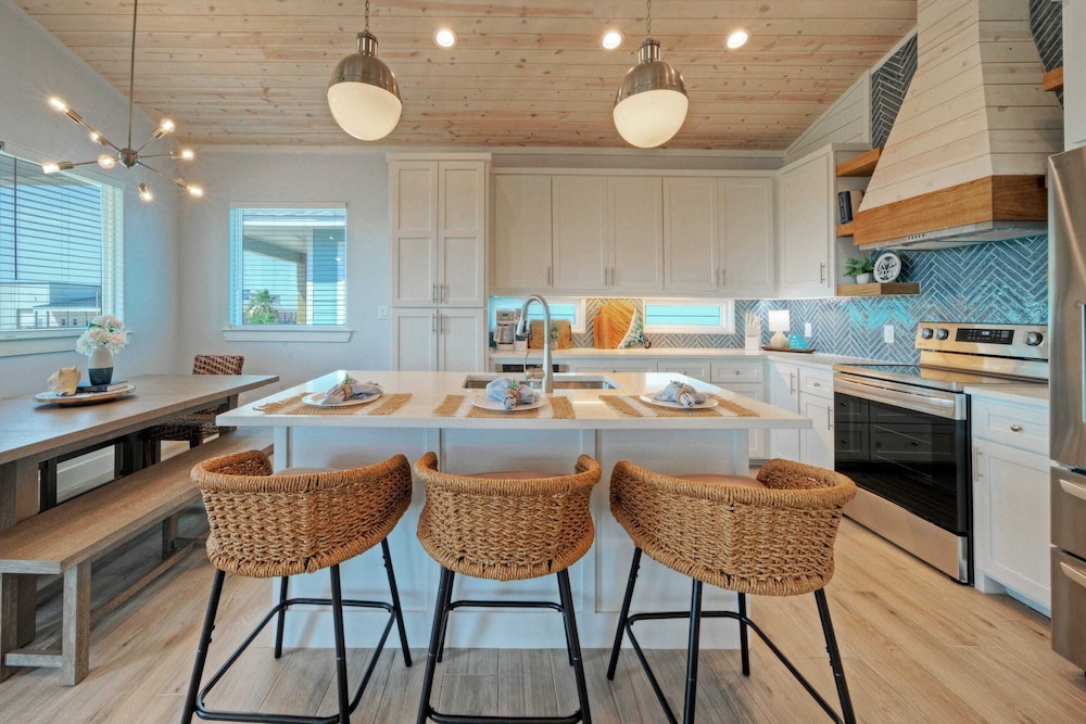 Deja Blue Coastal Retreat w/ Pool, Firepit, BBQ & Outdoor TV Lounge