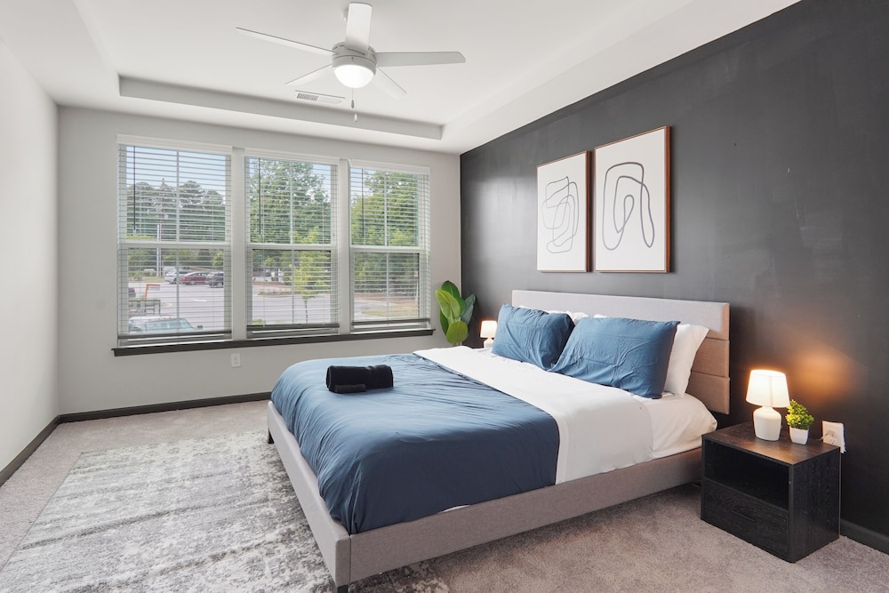 Luxe King 3BR Suite in North Raleigh