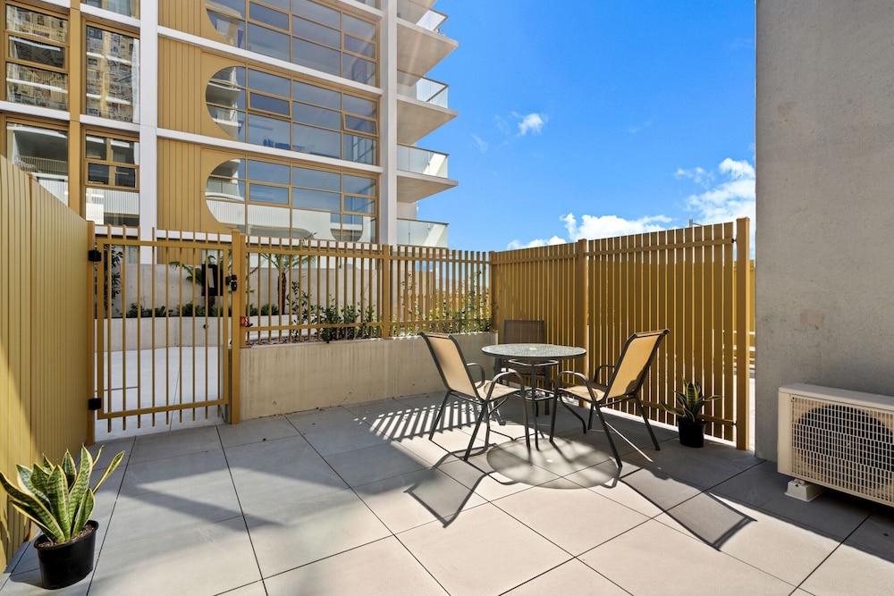 Comfortable 1-bed Retreat With Courtyard & Parking