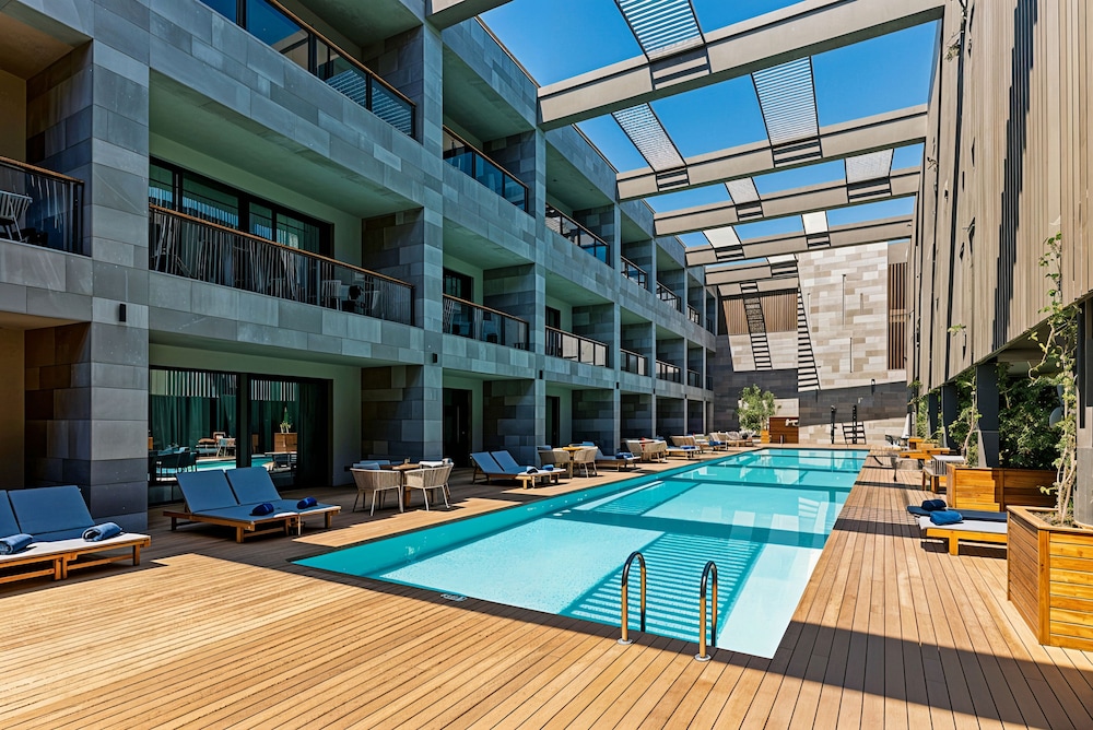 1-Bedroom Seafront Flat with Hotel Amenities