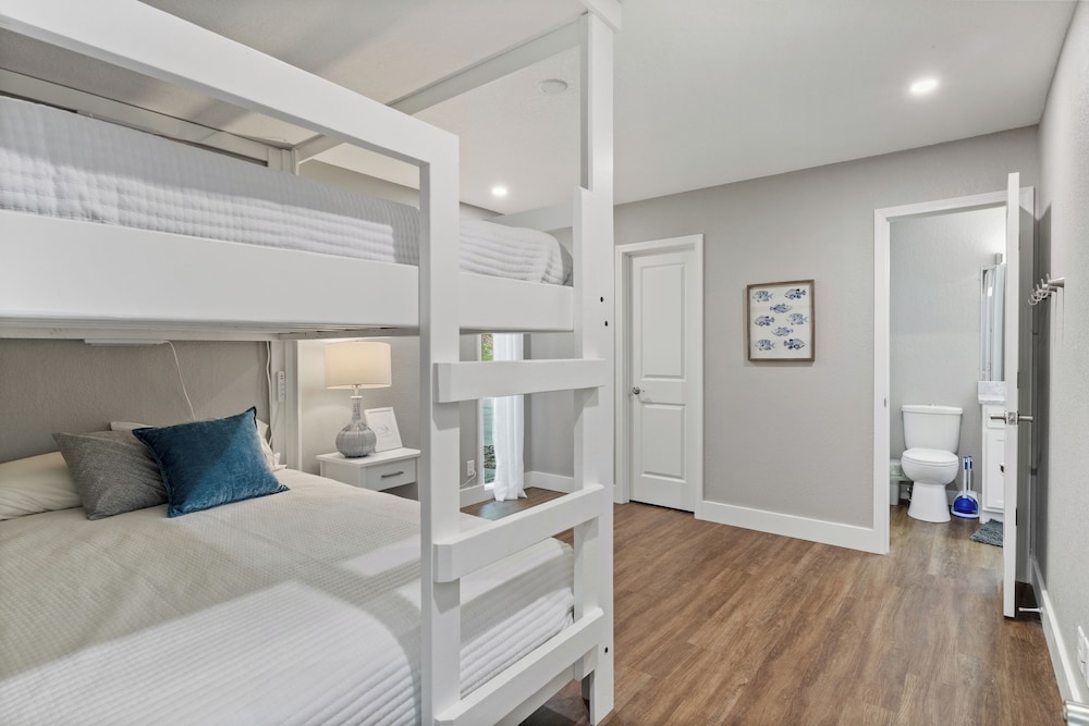 Our Cove Retreat - Perfect for Wave-free Swimming, Tanning & Prime Location Fun!