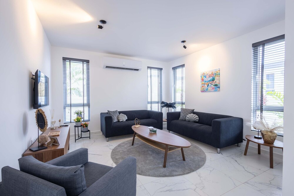 Modern Garden Villa Near Jan Thiel Mambo