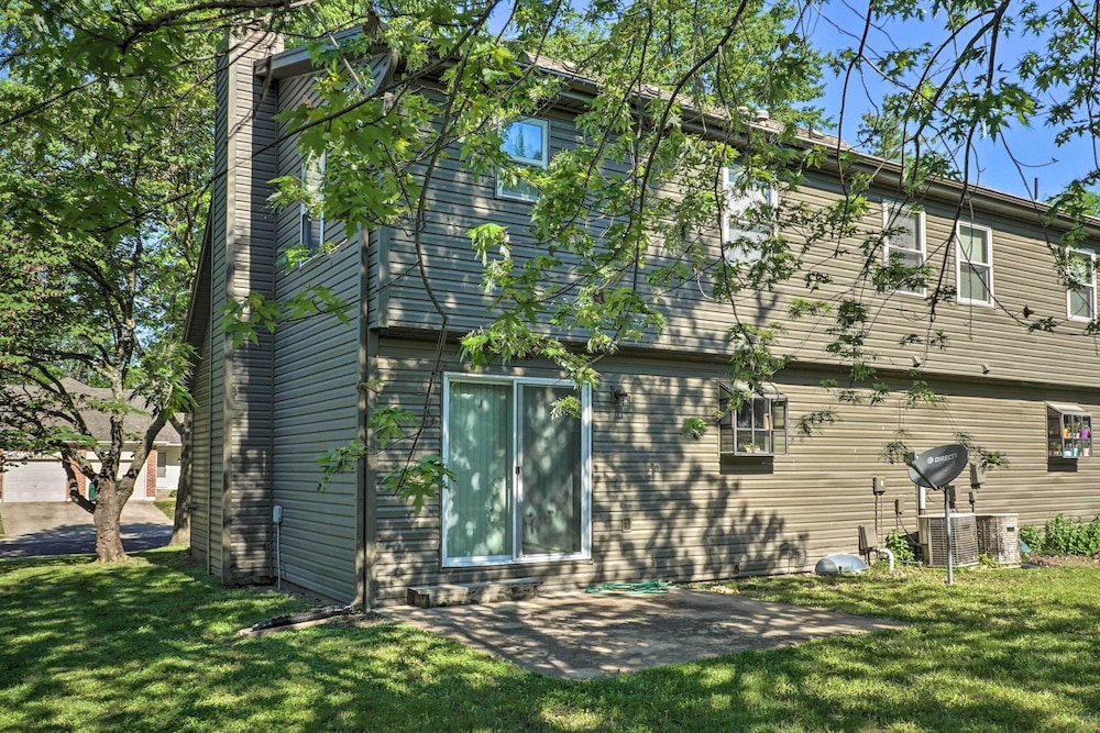 Modern Townhome w/ Fireplace: Near Stoll Park view 4