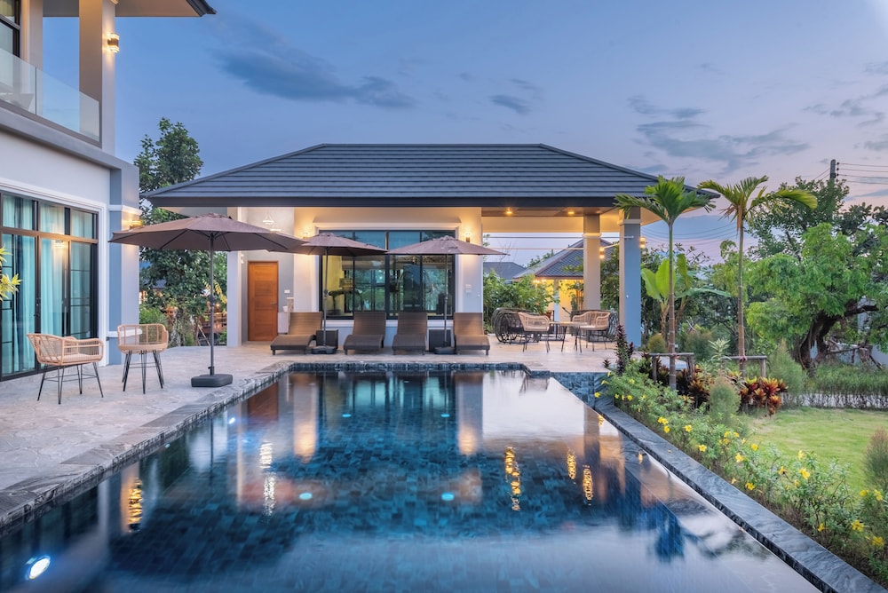 The garden pool villa resort at doisaket