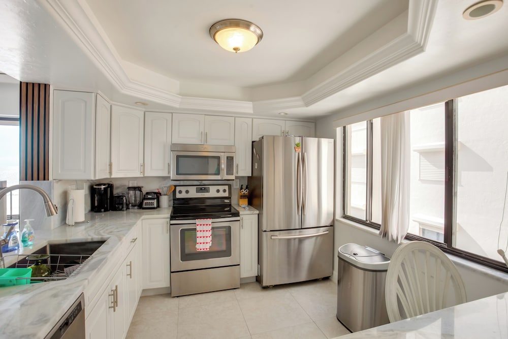 4 Mi to Lovers Key SP: Modern Condo w/ Ocean Views