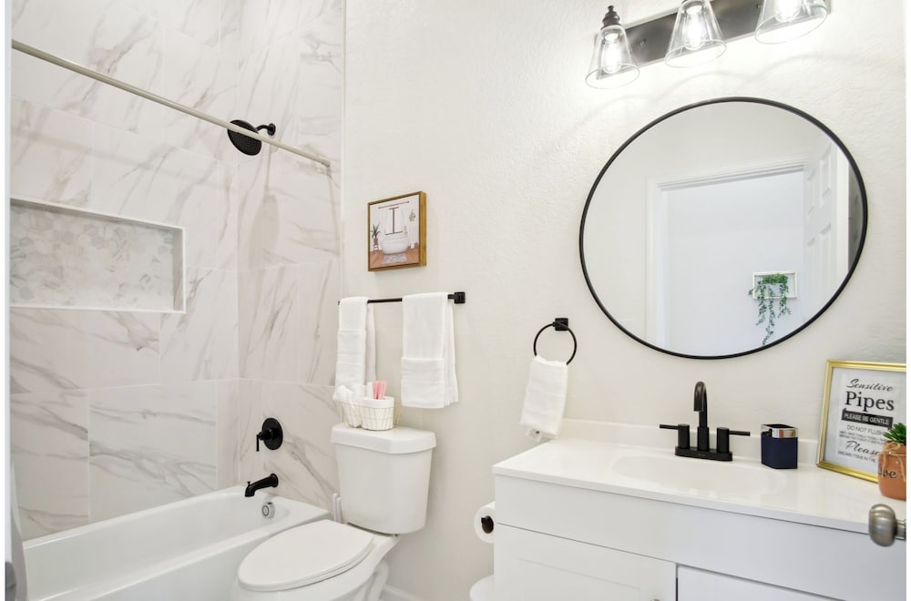 Skyline Retreat 3br-3ba w/ Stunning Views Near DT