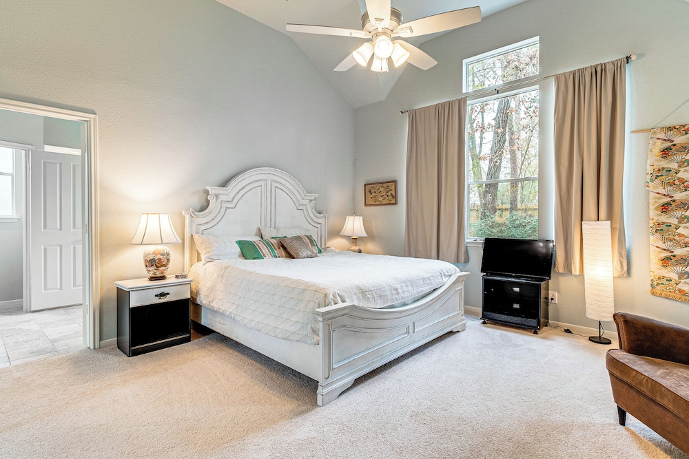Hot Tub, Fire Pit: Retreat in The Woodlands!