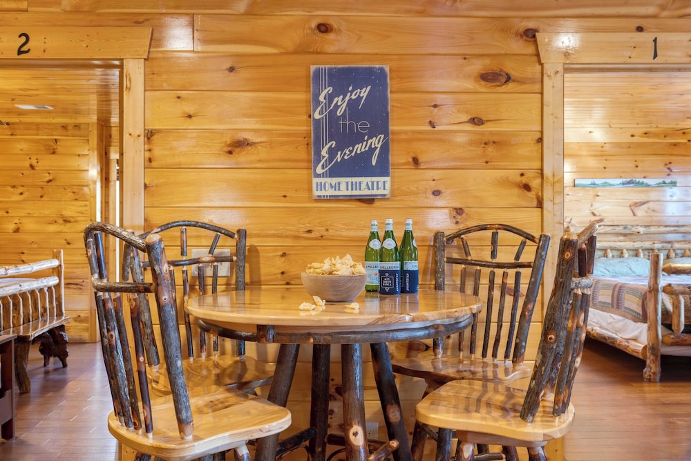 100 Guests Blackthorn: Sister Smokies Homes Luxury Mountain Retreat