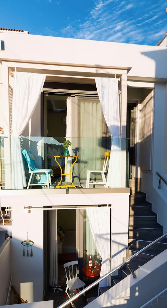 Gruccio Yellow Studio - A Sunny Skiathos Gem view 4