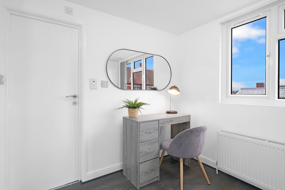Spacious 5BR 3BA Serviced Hse in Croydon