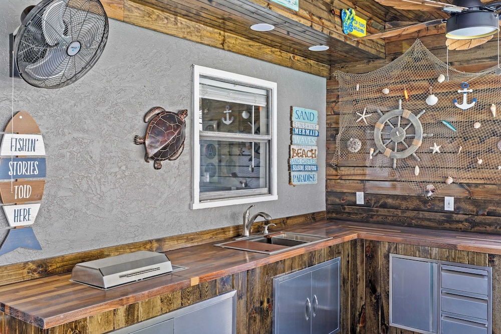 Spacious 3BR w/ Tiki Bar + Shared Pool Walk to Beach, Near 30A & Pier Park
