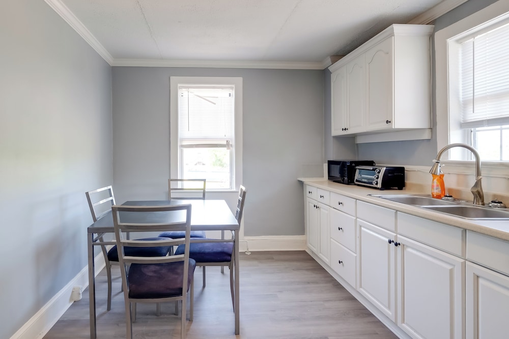 6 Mi to Historic Leesburg: Apt w/ On-site Dining
