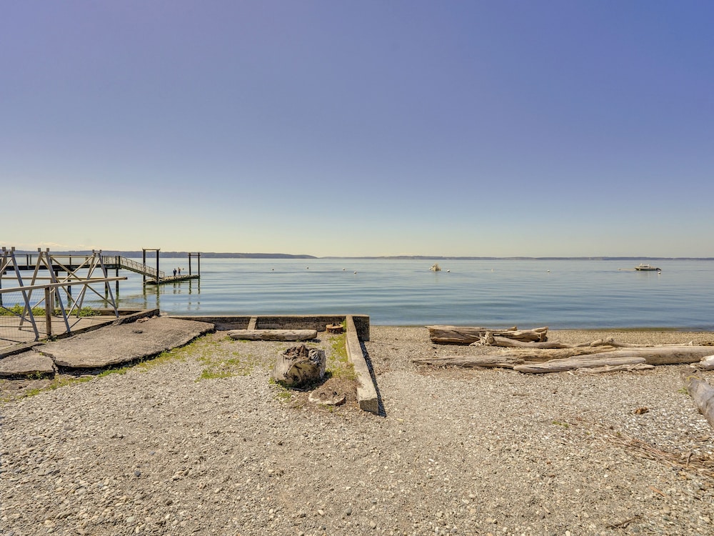 Walk to Water: Camano Home w/ Ocean-view Deck view 4