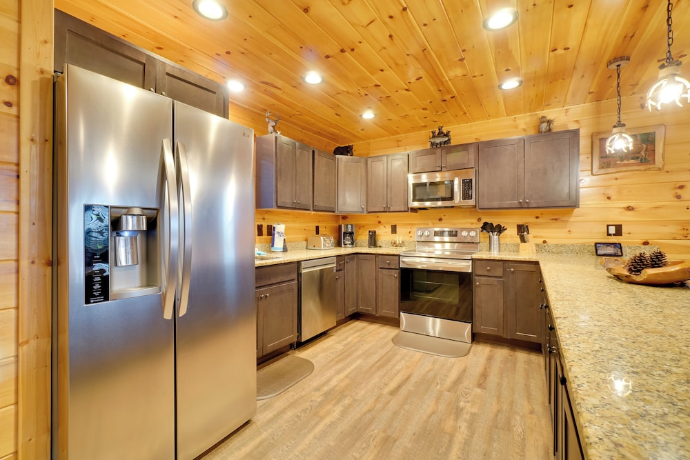 Hot Tub, Game Room & Mtn Views: Sevierville Cabin