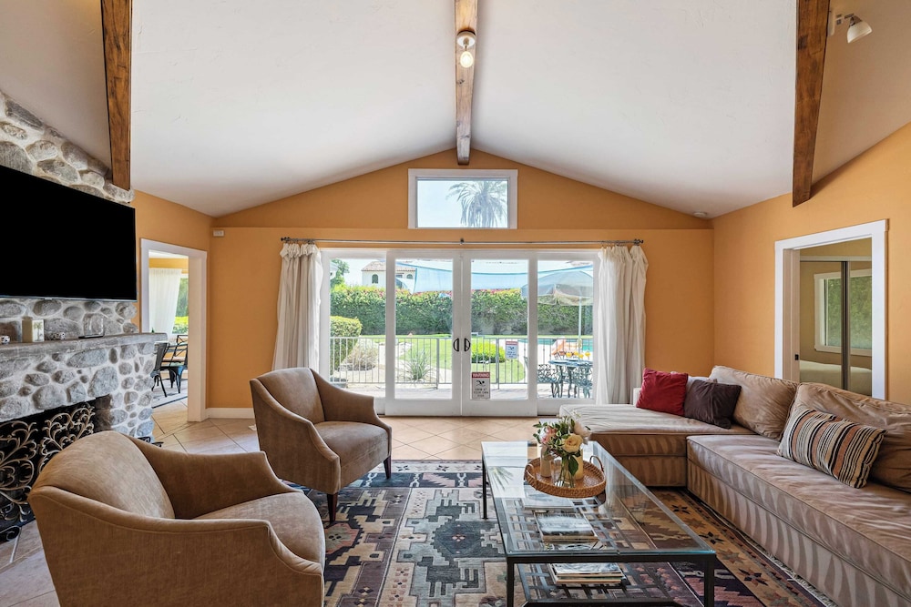 Dandelion by Avantstay Pool, 0.2mi to Downtown!