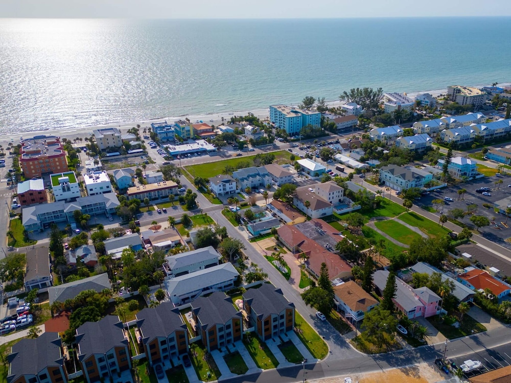 NEW 4 Bed 3 Bath Heated Salt Pool Walk2beach