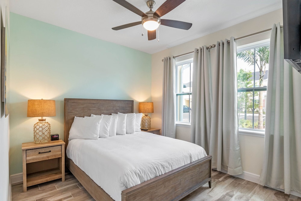 Turquoise Breeze Close to Disney - Image 4