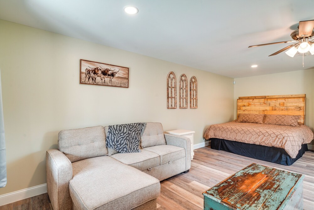 Studio Stay w/ Deck in Missouri Wine Country