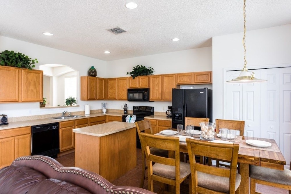 7BR Pool Home Emerald Island by SHV-8409