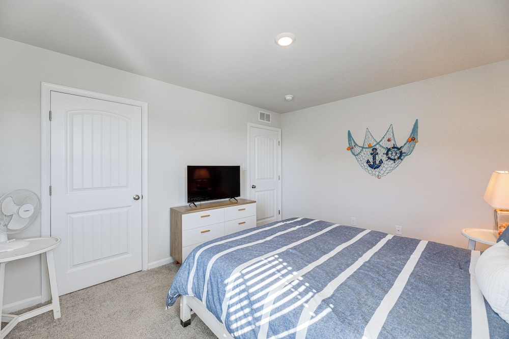 Game Room + Patio: Spacious Ocean View Home