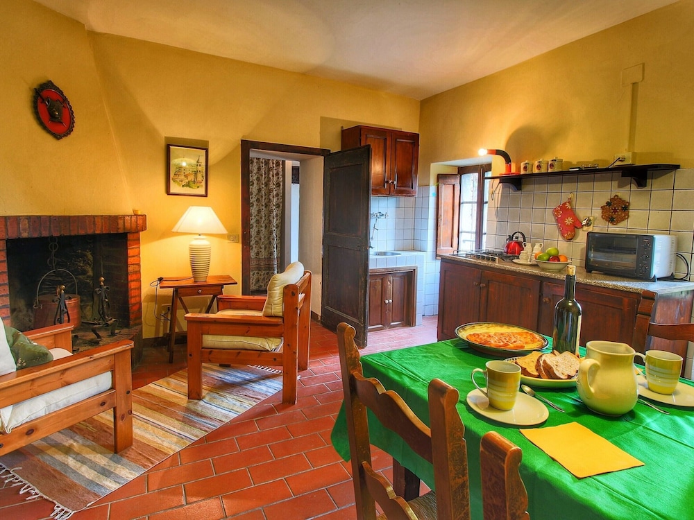 Farmhouse With Stables, Horses and the Ability to Make Horseback Riding